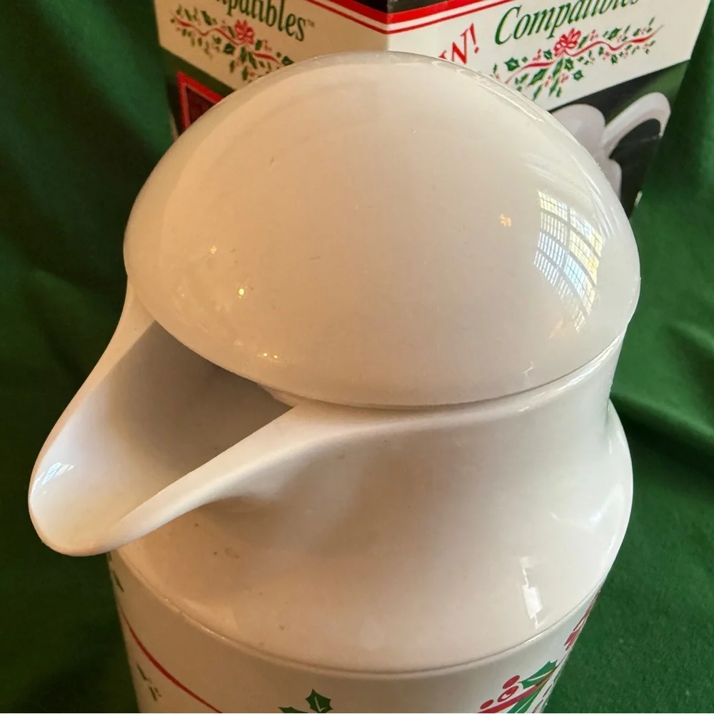 Festive Corelle Compatibles Winter Holly Thermal Server